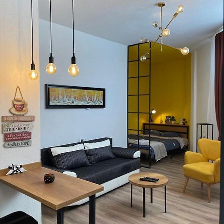 Ora-Prn, Studio Apartment In The City Centre Prishtine Bagian luar foto