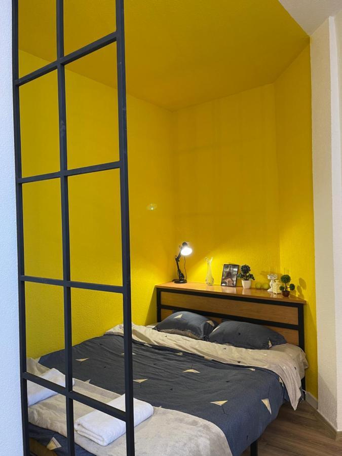 Ora-Prn, Studio Apartment In The City Centre Prishtine Bagian luar foto