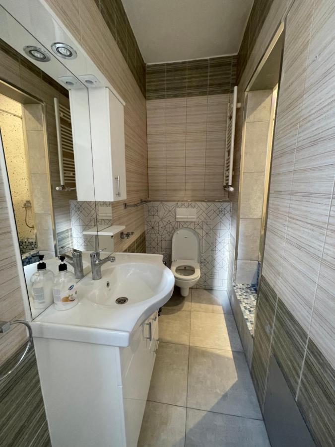 Ora-Prn, Studio Apartment In The City Centre Prishtine Bagian luar foto