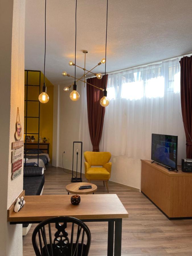 Ora-Prn, Studio Apartment In The City Centre Prishtine Bagian luar foto